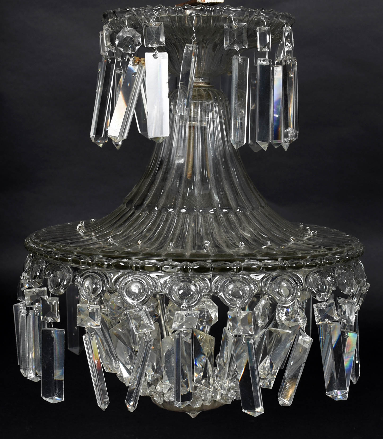 Pequeno lustre com pingentes de cristal lapidado. - foto 1 de 2