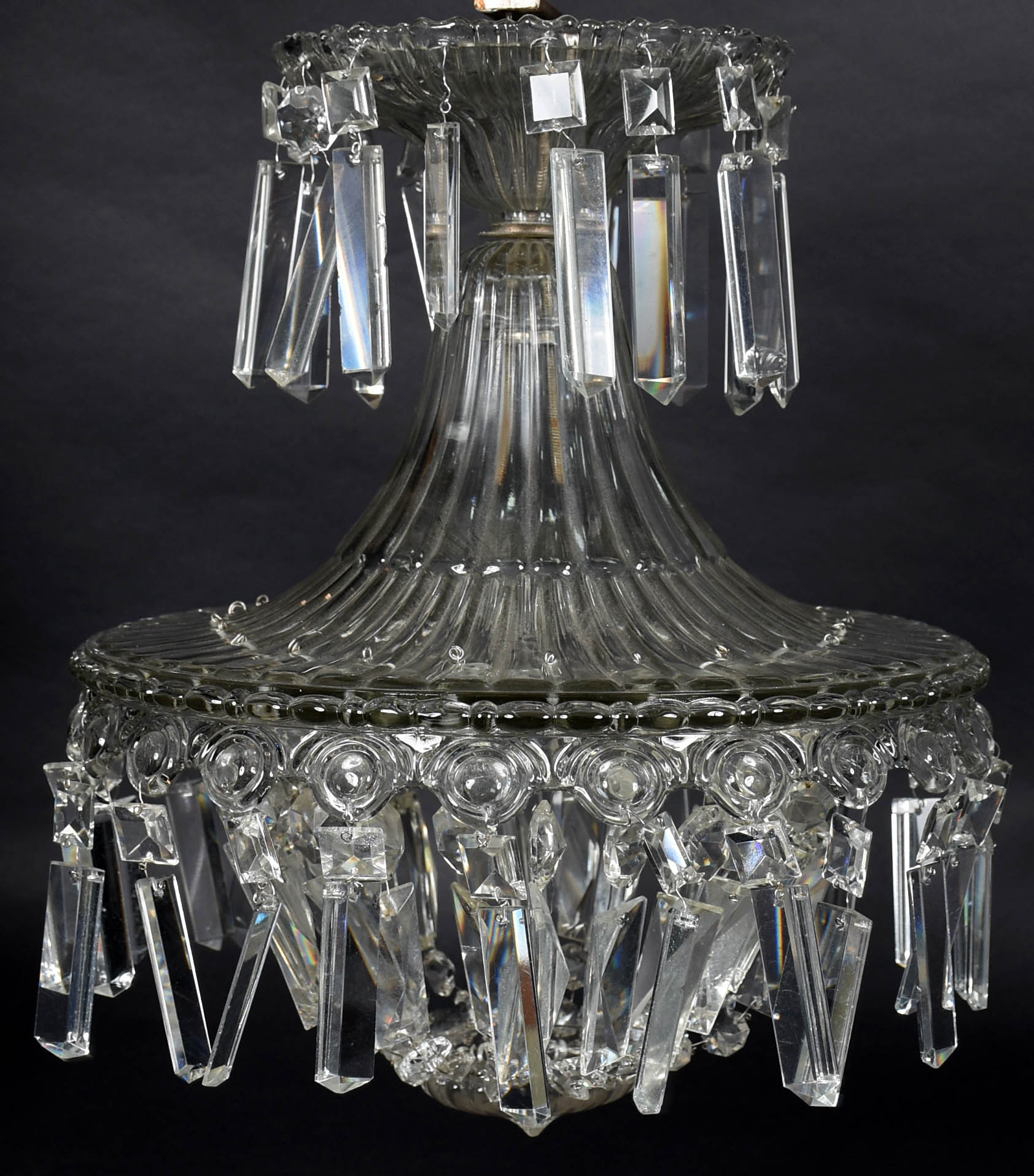 Pequeno lustre com pingentes de cristal lapidado. - foto 2 de 2