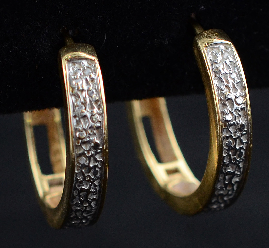 Par de brincos tipo argola de ouro 18 k - 6,2 g.