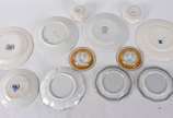 Diversas peças sendo: 10 pratos diversos de por... - Diversas peças sendo: 10 pratos diversos de porcelana; uma xícara de vidro com 3 pires; 1 copo de opalina. Total 12 peças.