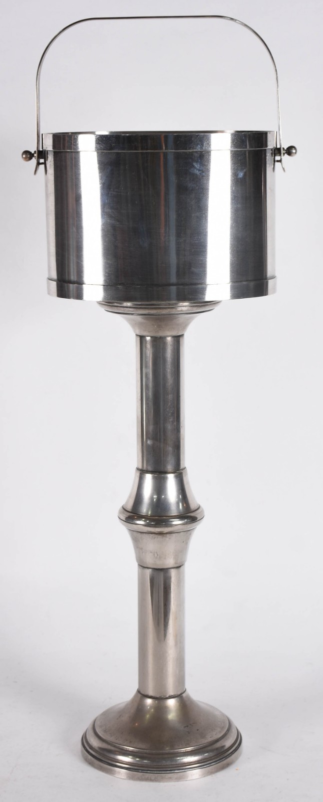 Wine cooler com pedestal de metal prateado (medida do suporte 63 cm e... - foto 1 de 3