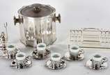 Diversas peças de metal prateado, sendo: porta ... - Diversas peças de metal prateado, sendo: porta talheres com base de acrílico; 6 xícaras para café com pires tendo interior de porcelana; balde p...