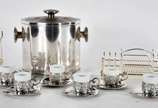 Diversas peças de metal prateado, sendo: porta ... - Diversas peças de metal prateado, sendo: porta talheres com base de acrílico; 6 xícaras para café com pires tendo interior de porcelana; balde p...