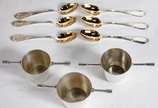Diversas peças de metal prateado, sendo: porta ... - Diversas peças de metal prateado, sendo: porta petiscos giratório com recipientes de vidro; 12 taças para sorvete com colheres, 2 bandejas com a...