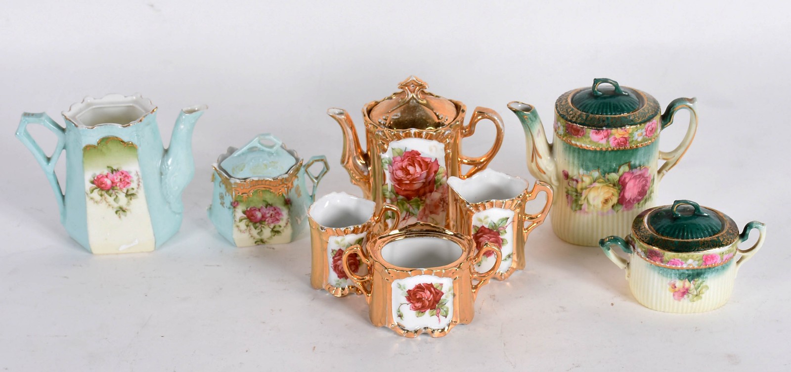 Diversas peças de porcelana, sendo: bule e açucareiro sem tampa; bule... - foto 2 de 6
