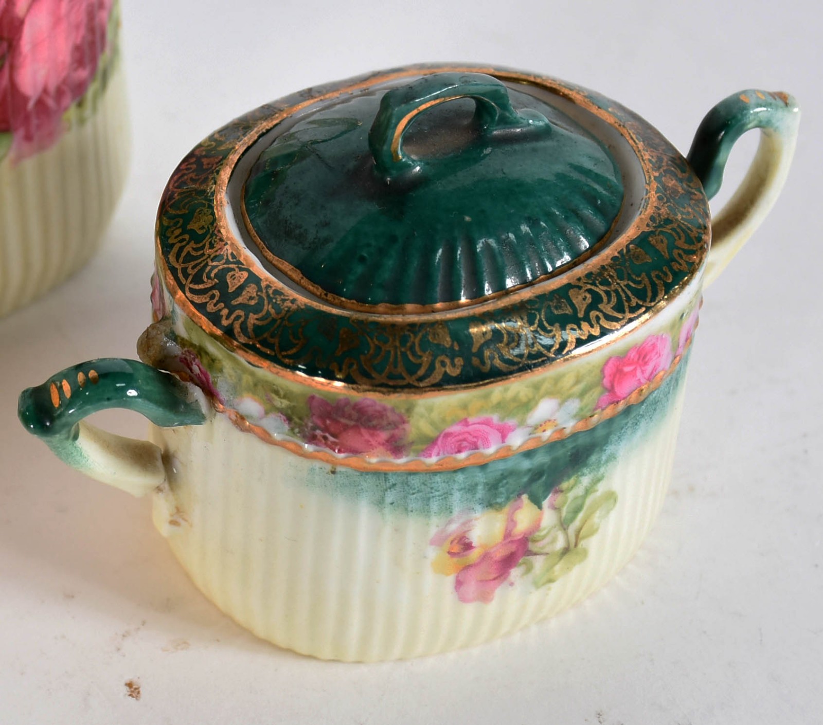 Diversas peças de porcelana, sendo: bule e açucareiro sem tampa; bule... - foto 4 de 6