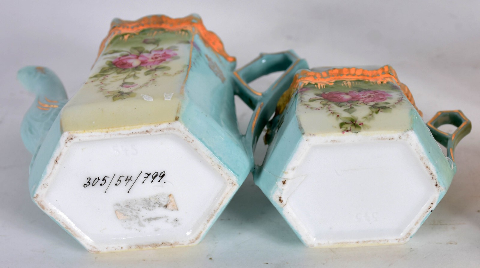 Diversas peças de porcelana, sendo: bule e açucareiro sem tampa; bule... - foto 5 de 6