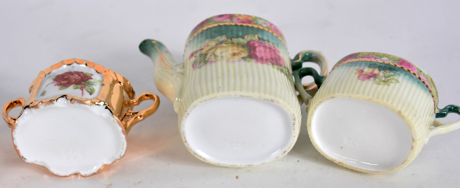 Diversas peças de porcelana, sendo: bule e açucareiro sem tampa; bule... - foto 6 de 6