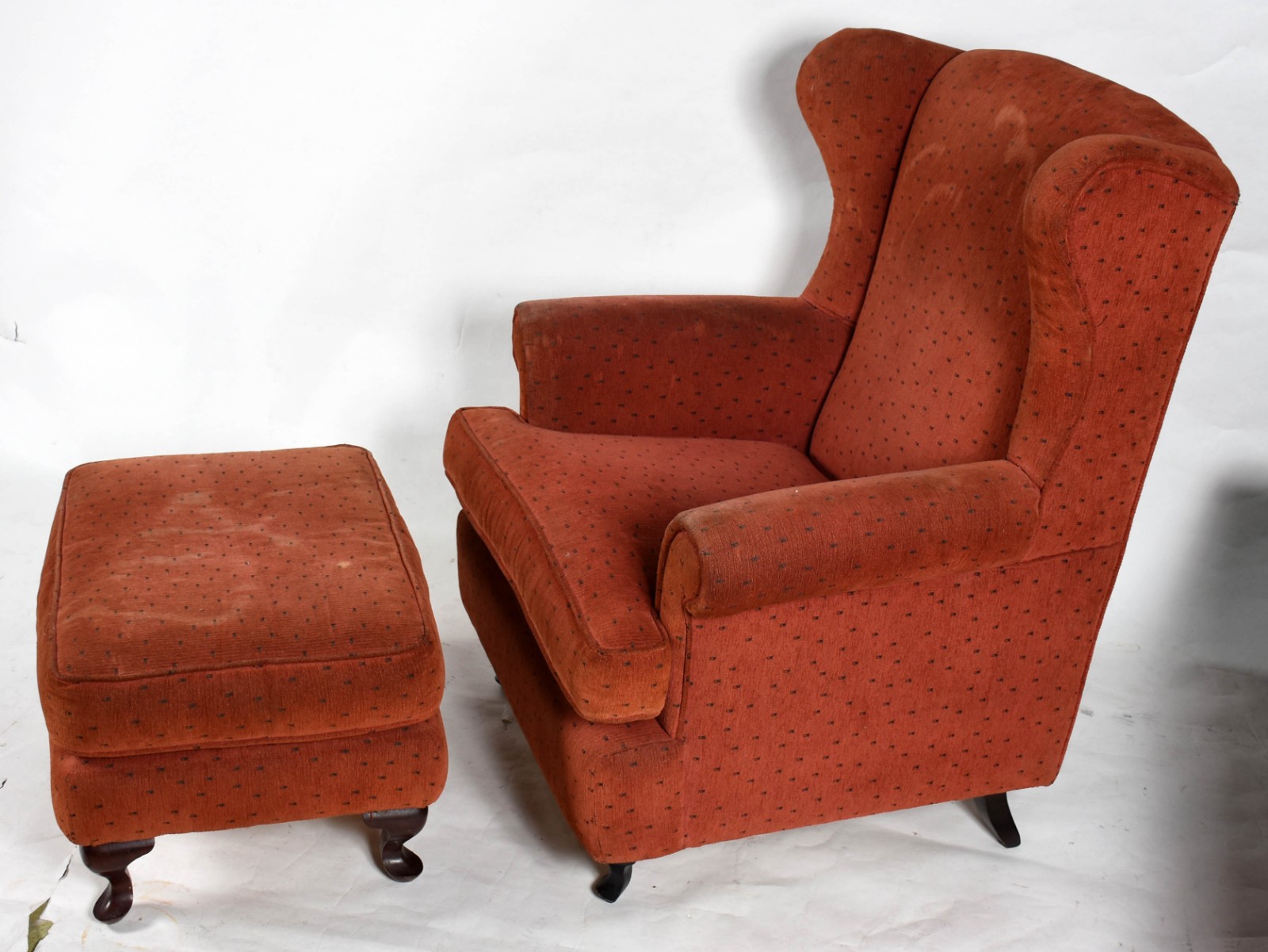 Bergere com puff estofada com tecido na cor tijolo. (tecido no... - foto 2 de 3