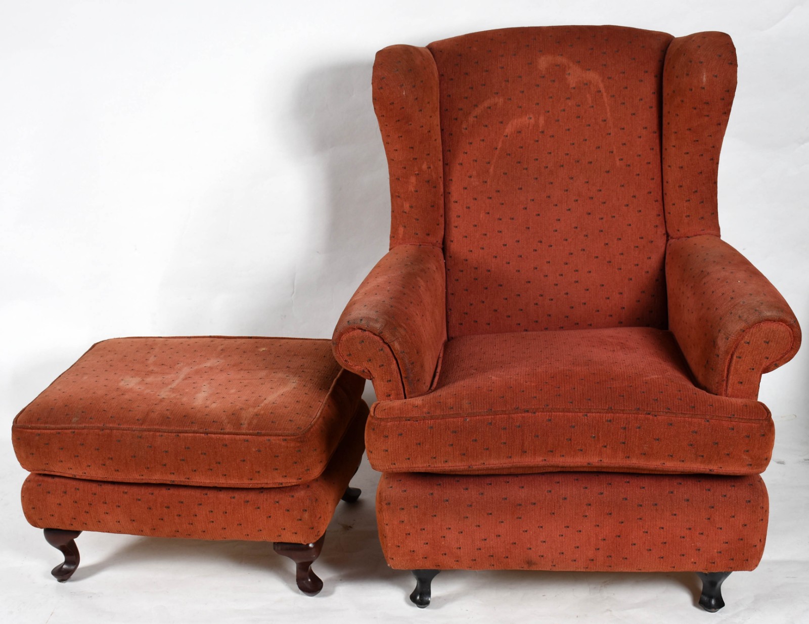 Bergere com puff estofada com tecido na cor tijolo. (tecido no... - foto 1 de 3