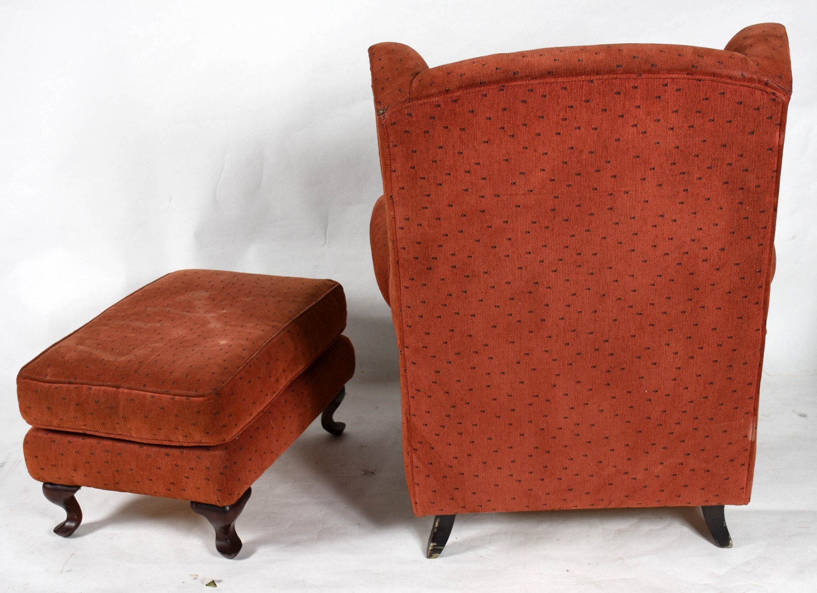 Bergere com puff estofada com tecido na cor tijolo. (tecido no... - foto 3 de 3