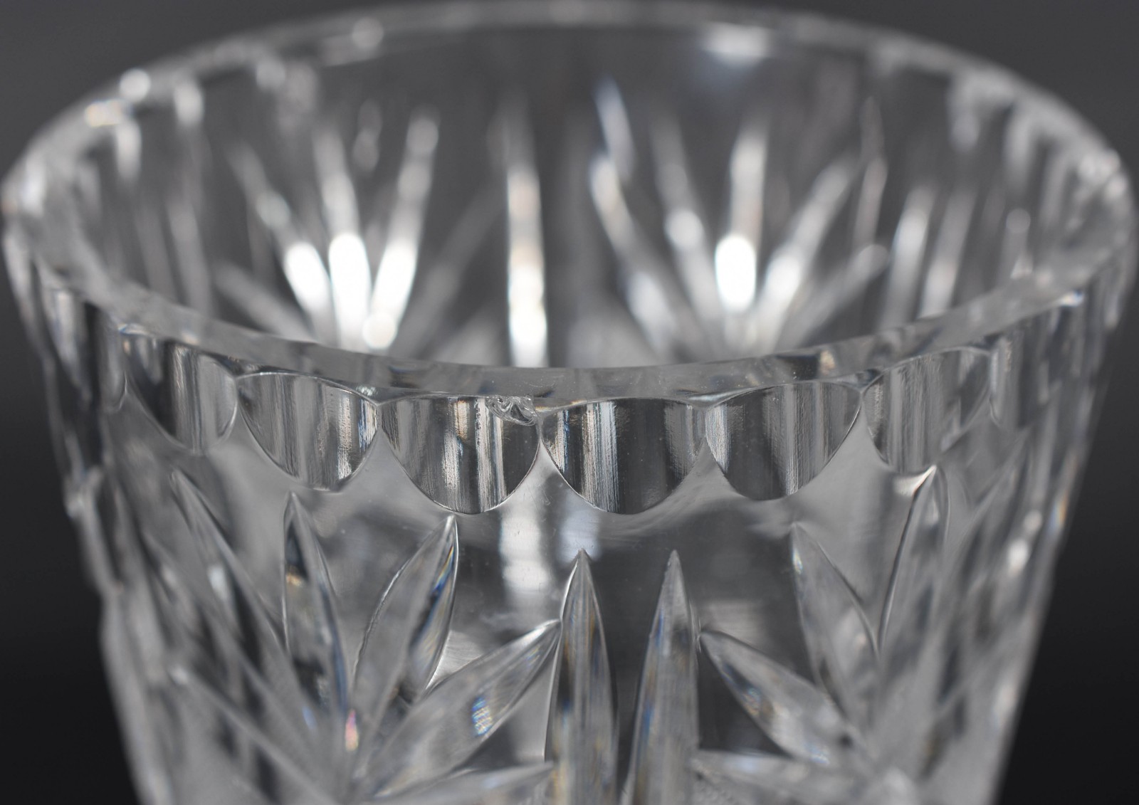 Duas peças de cristal sendo, um jarro (com a tampa quebrada) e um... - foto 2 de 4
