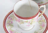 Seis xícaras com pires de porcelana austríaca. - Seis xícaras com pires de porcelana austríaca.