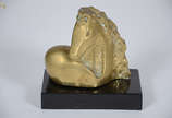 MAZEREDO - Escultura de bronze representando ca... - MAZEREDO - Escultura de bronze representando cavalo com base de mármore preto. Altura total 20 cm.