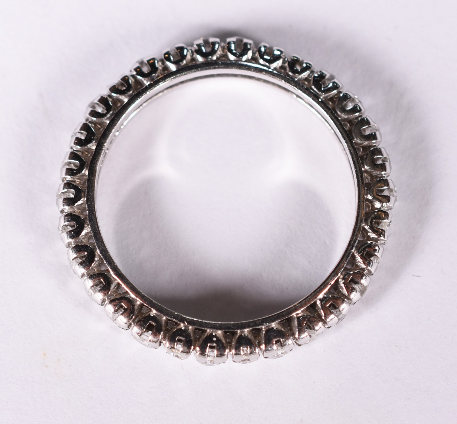 Anel de ouro branco com 30 brilhantes 0.02 ct cada. total 0.60 ct... - foto 1 de 3