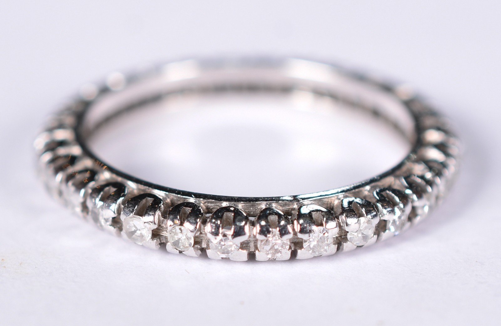 Anel de ouro branco com 30 brilhantes 0.02 ct cada. total 0.60 ct... - foto 2 de 3