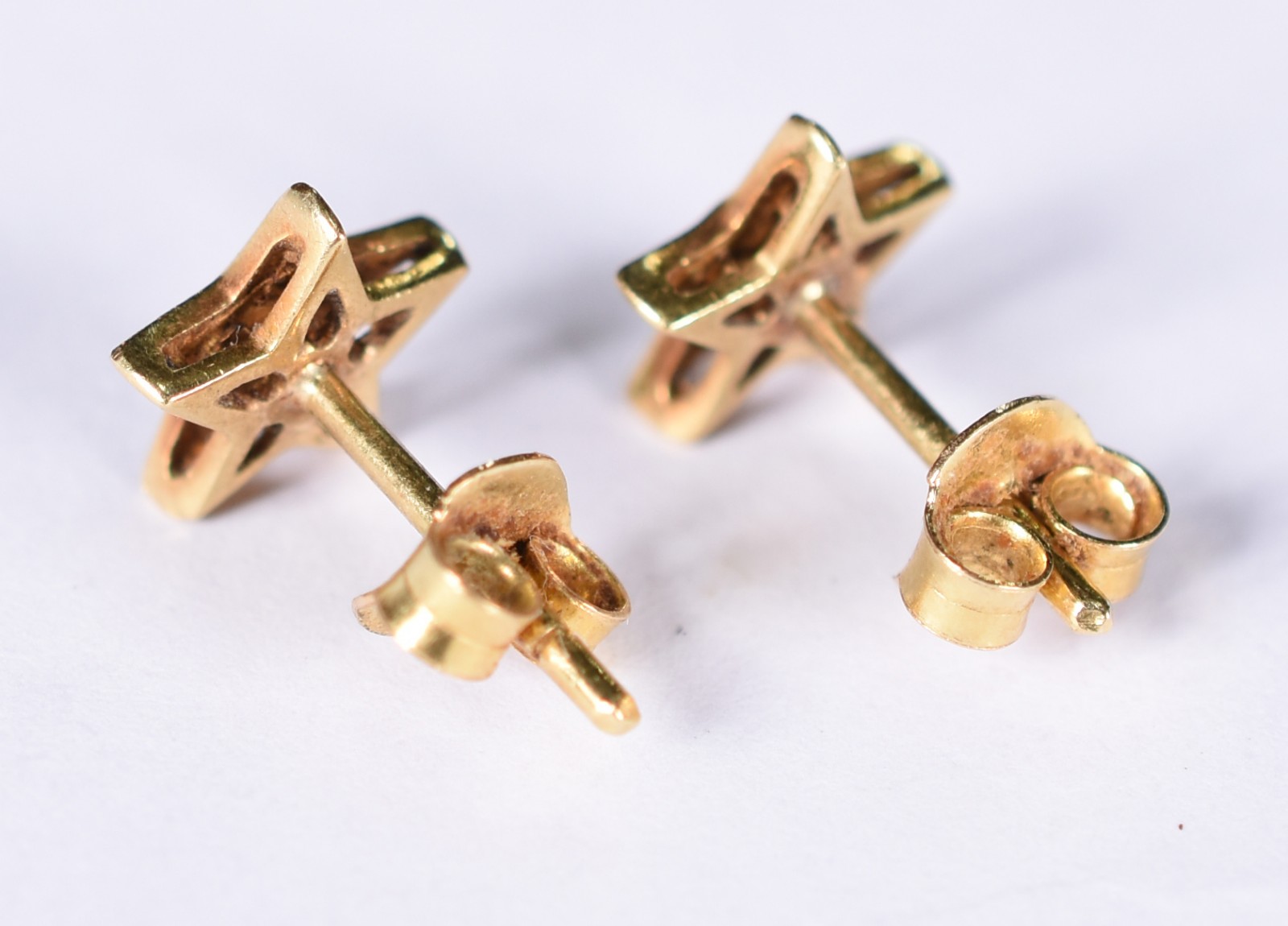 Par de brincos de ouro amarelo 18 k com doze mini brilhantes (Por... - foto 2 de 2