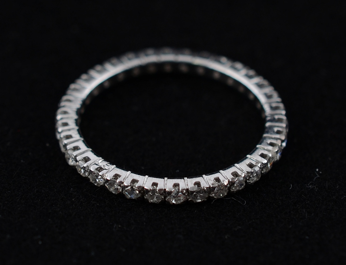 Aliança completa de ouro branco com 0,80 ct de brilhantes - 1,9 g...