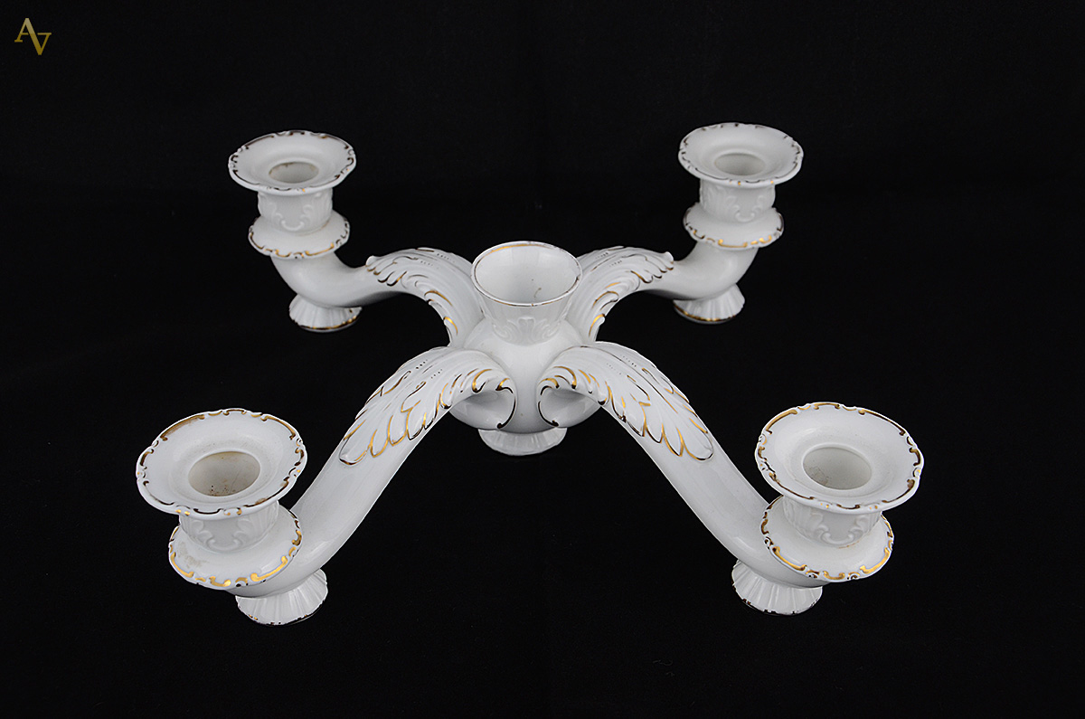 Castiçal de porcelana alemã Rozenthal com 4 braços. Altura 9 cm e...