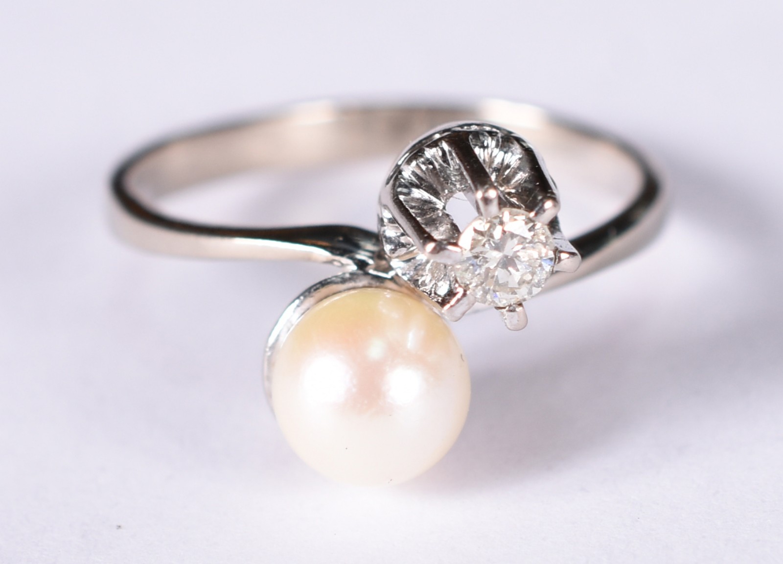 Anel de ouro branco com um brilhante de 0,10 ct, e uma perola, aro 16... - foto 1 de 3