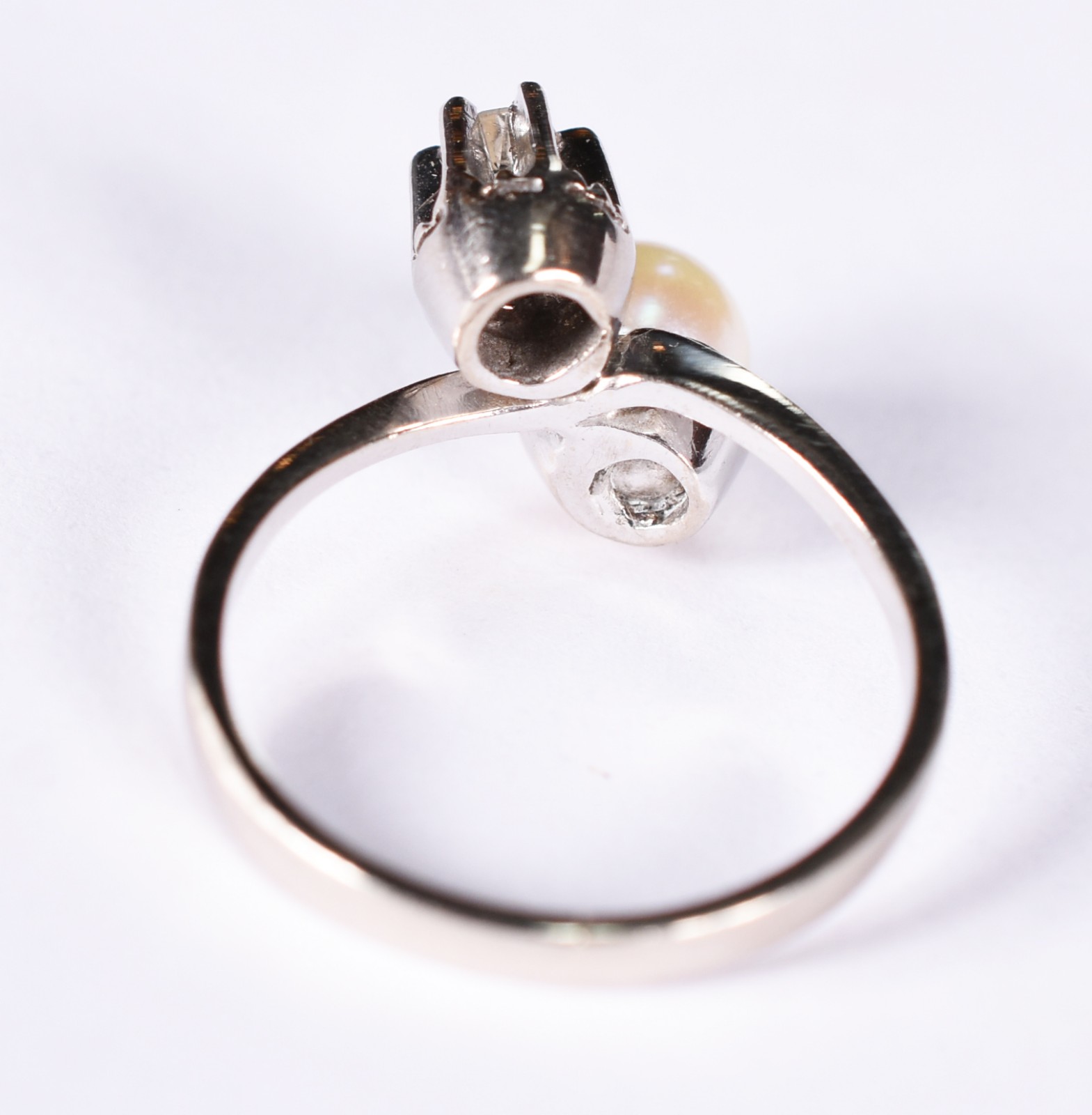 Anel de ouro branco com um brilhante de 0,10 ct, e uma perola, aro 16... - foto 3 de 3