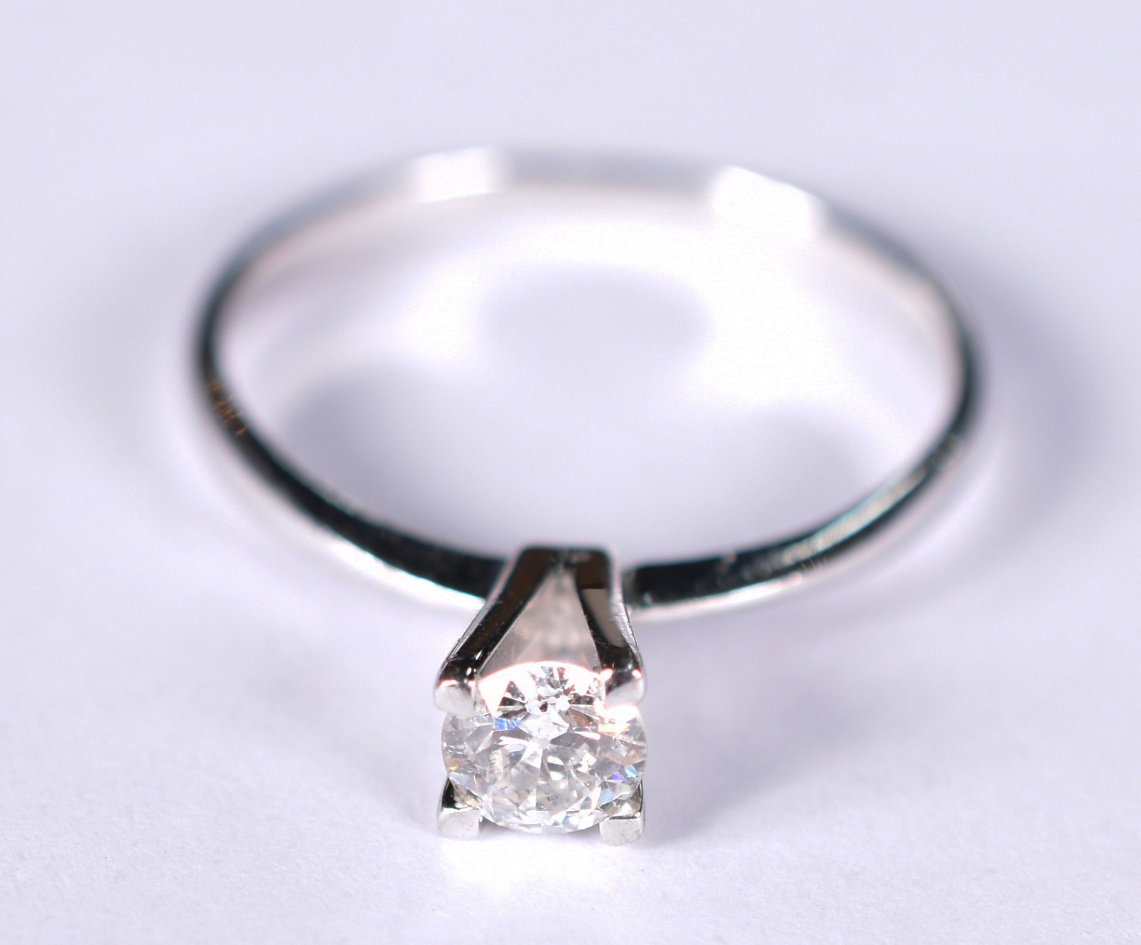 Solitário de ouro branco com um brilhante de aproximadamente 0,50 ct... - foto 1 de 3