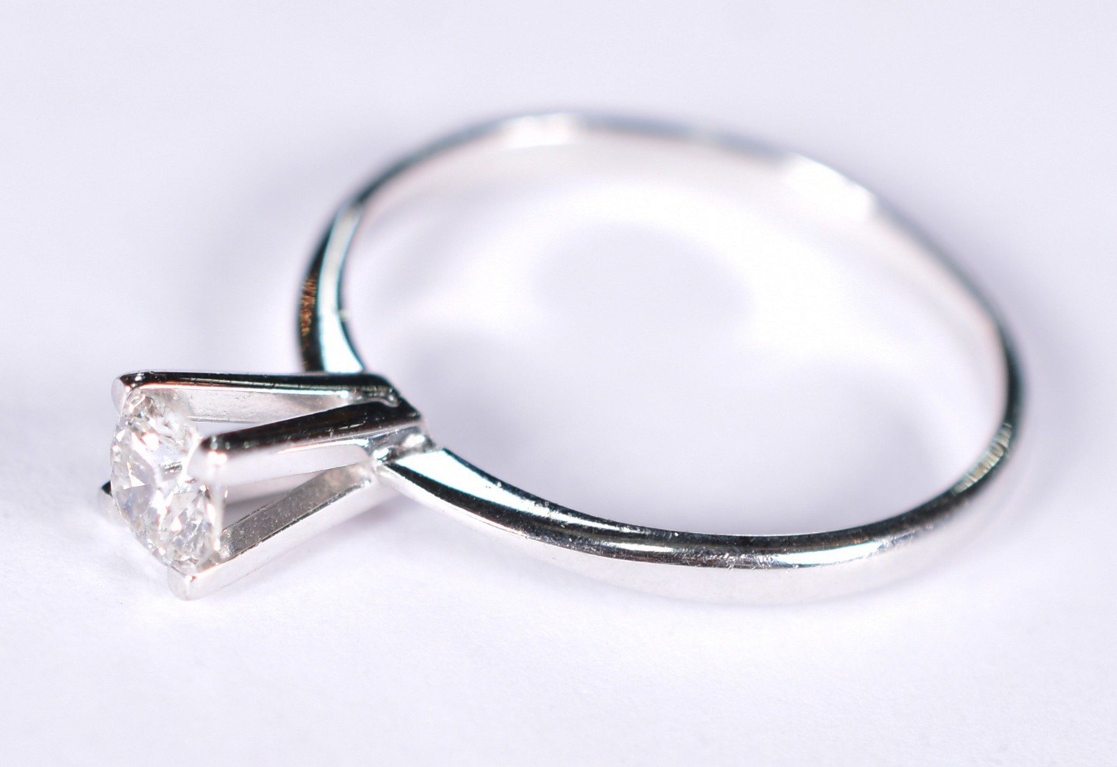Solitário de ouro branco com um brilhante de aproximadamente 0,50 ct... - foto 2 de 3
