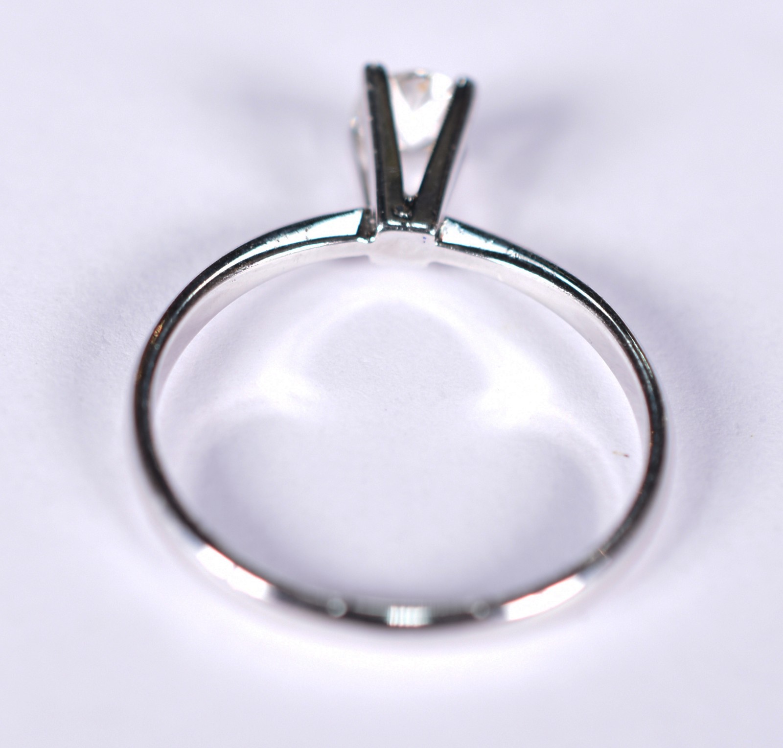 Solitário de ouro branco com um brilhante de aproximadamente 0,50 ct... - foto 3 de 3
