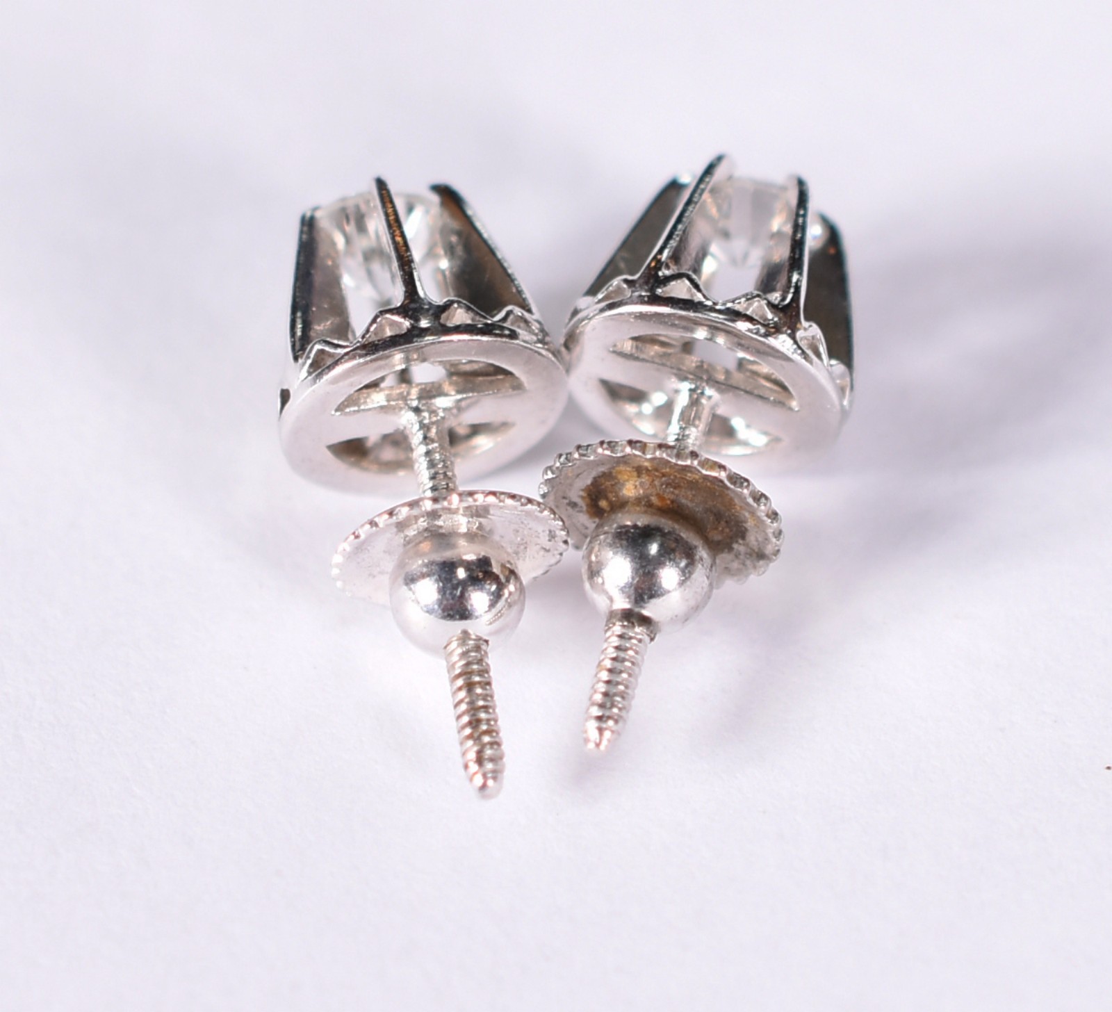 Par de brincos de ouro branco dois brilhantes de aprox. 0,20 ct cada... - foto 3 de 3