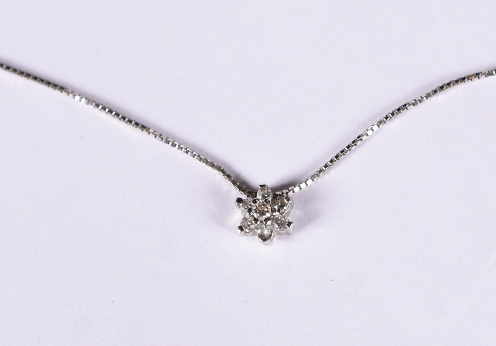 Gargantilha de ouro branco com pingente com cinco brilhantes (Por... - foto 1 de 4