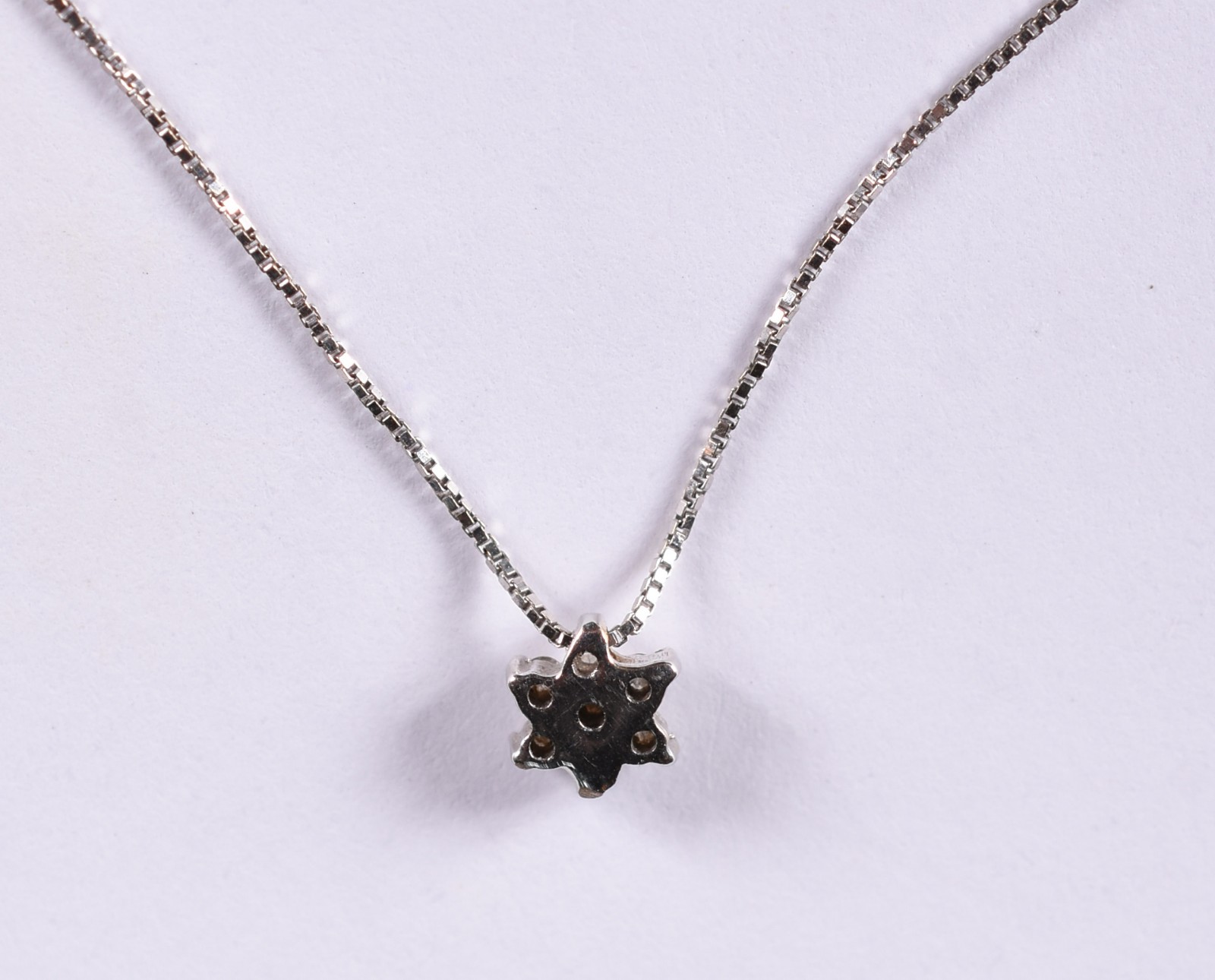 Gargantilha de ouro branco com pingente com cinco brilhantes (Por... - foto 3 de 4