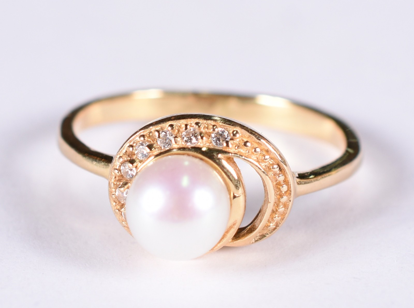 Anel de ouro amarelo 18 k com safiras brancas e pérola, aro 17 (Por... - foto 1 de 4