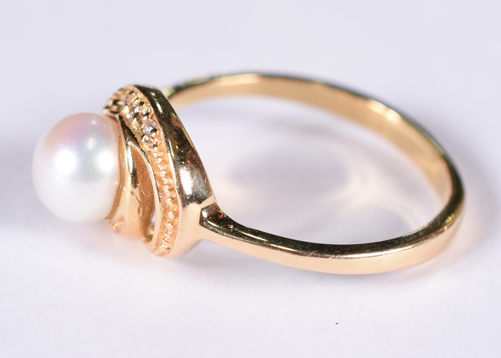 Anel de ouro amarelo 18 k com safiras brancas e pérola, aro 17 (Por... - foto 2 de 4