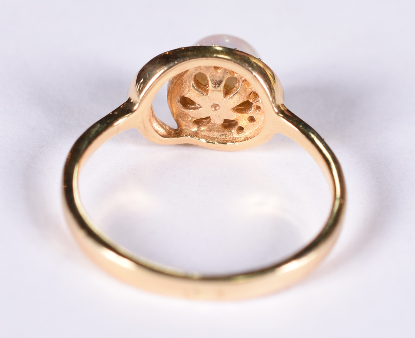 Anel de ouro amarelo 18 k com safiras brancas e pérola, aro 17 (Por... - foto 3 de 4