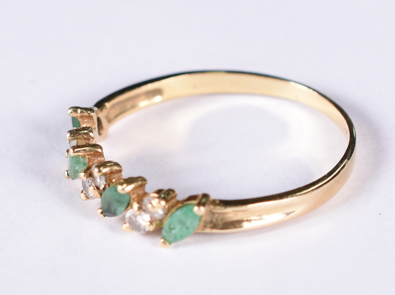 Anel de ouro amarelo 18 k com seis safiras brancas e quatro... - foto 2 de 3
