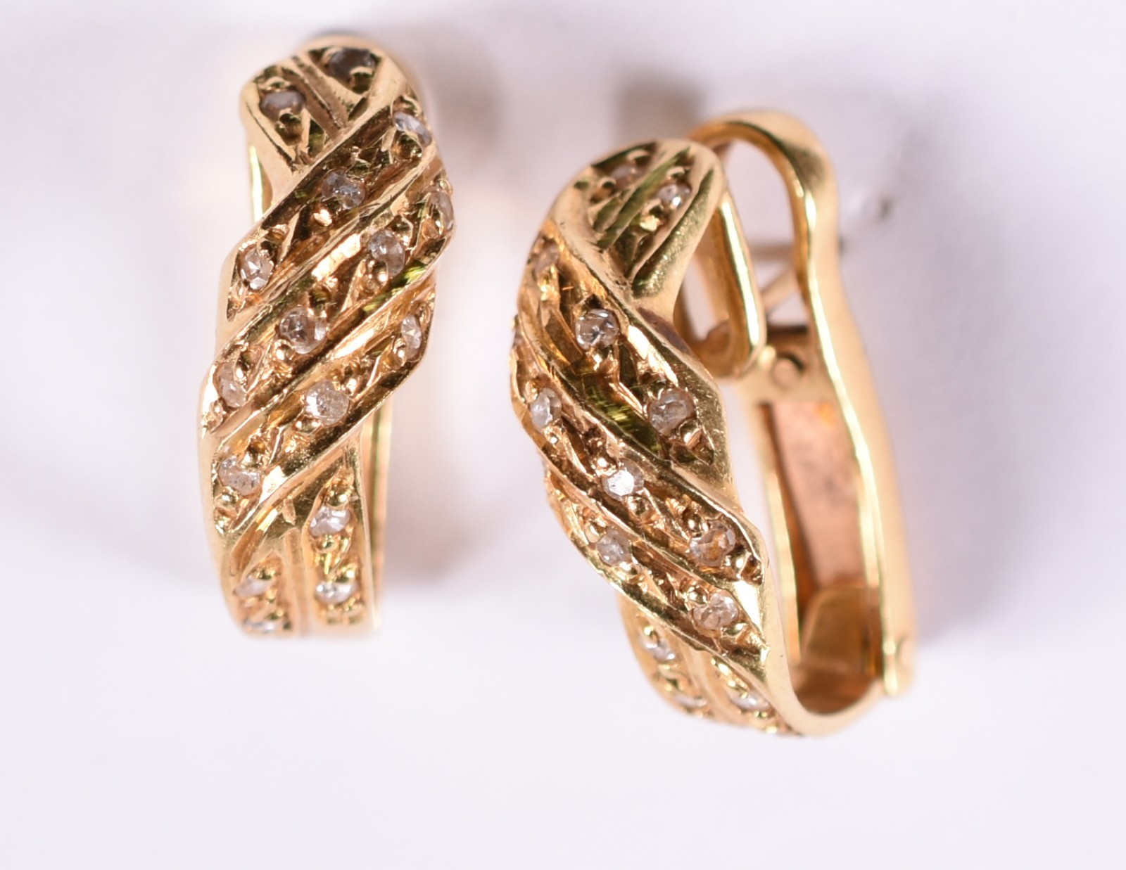 Par de brincos de ouro amarelo 18 k com trinta e seis brilhantes (Por... - foto 1 de 3