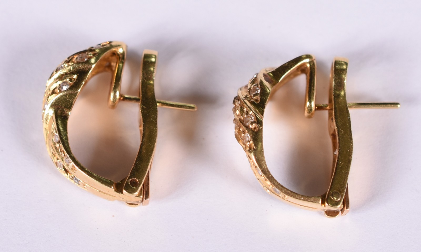 Par de brincos de ouro amarelo 18 k com trinta e seis brilhantes (Por... - foto 2 de 3