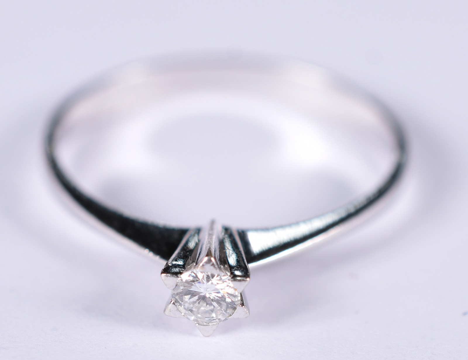Solitário de ouro branco, um brilhante de 0,25 ct, aro 16 (Por... - foto 1 de 4
