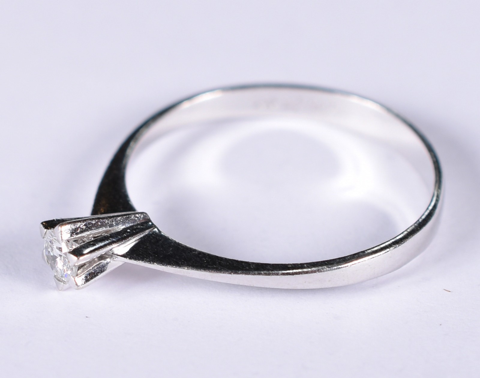 Solitário de ouro branco, um brilhante de 0,25 ct, aro 16 (Por... - foto 2 de 4