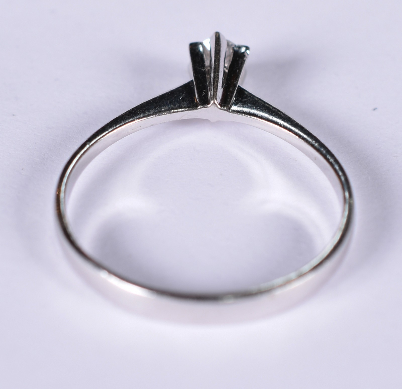 Solitário de ouro branco, um brilhante de 0,25 ct, aro 16 (Por... - foto 3 de 4