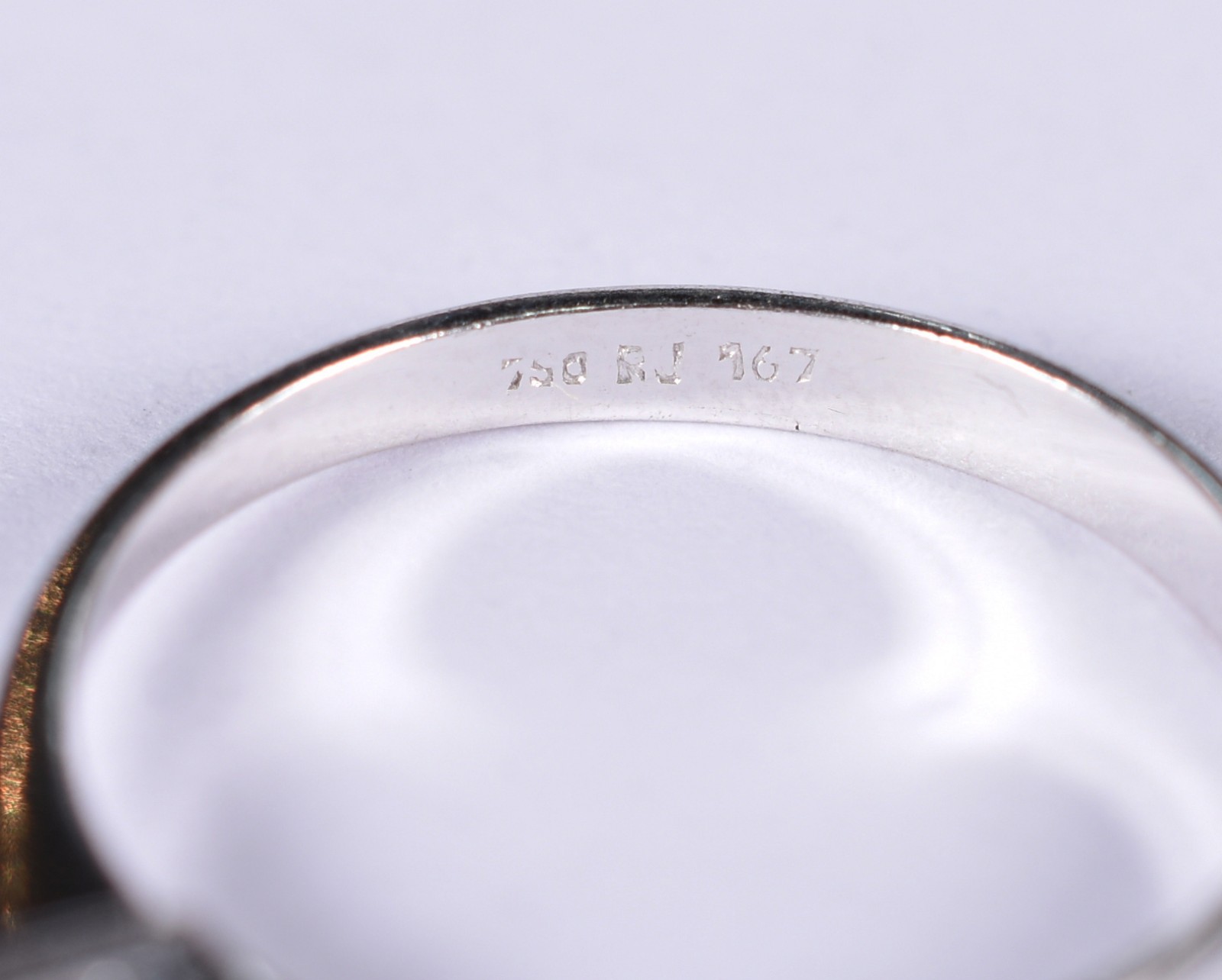 Solitário de ouro branco, um brilhante de 0,25 ct, aro 16 (Por... - foto 4 de 4