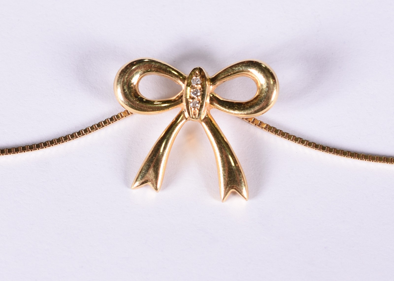Gargantilha de ouro amarelo 18 k com pingente feitio laço (Por... - foto 1 de 4