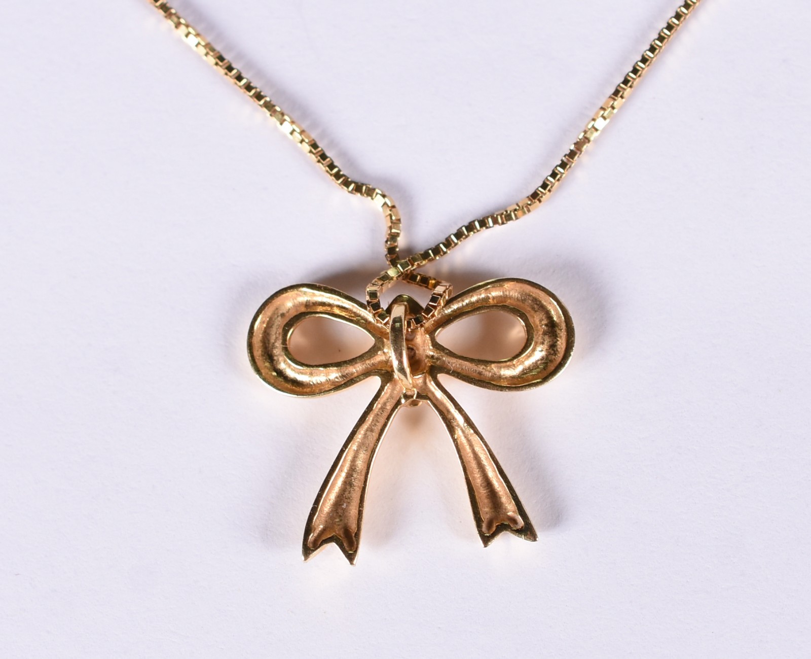 Gargantilha de ouro amarelo 18 k com pingente feitio laço (Por... - foto 3 de 4