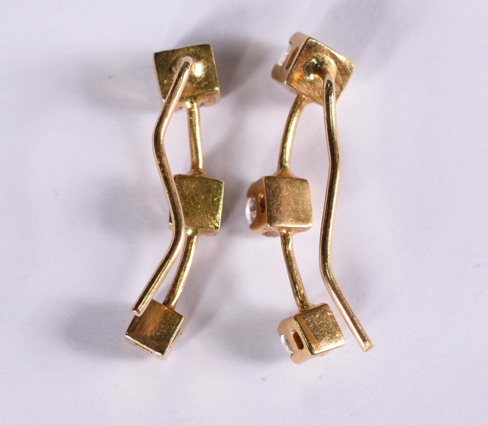 Par de brincos de ouro amarelo 18 k com 6 safiras brancas (Por... - foto 2 de 2