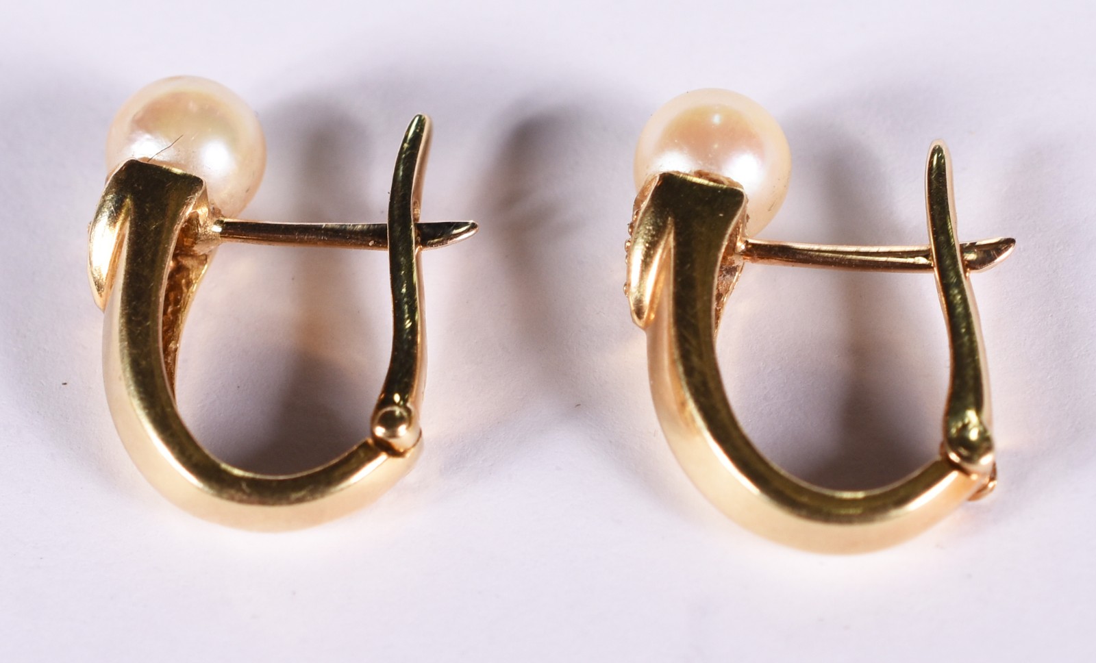Par de brincos de ouro amarelo 18 k com 2 perolas e safiras (Por... - foto 2 de 4
