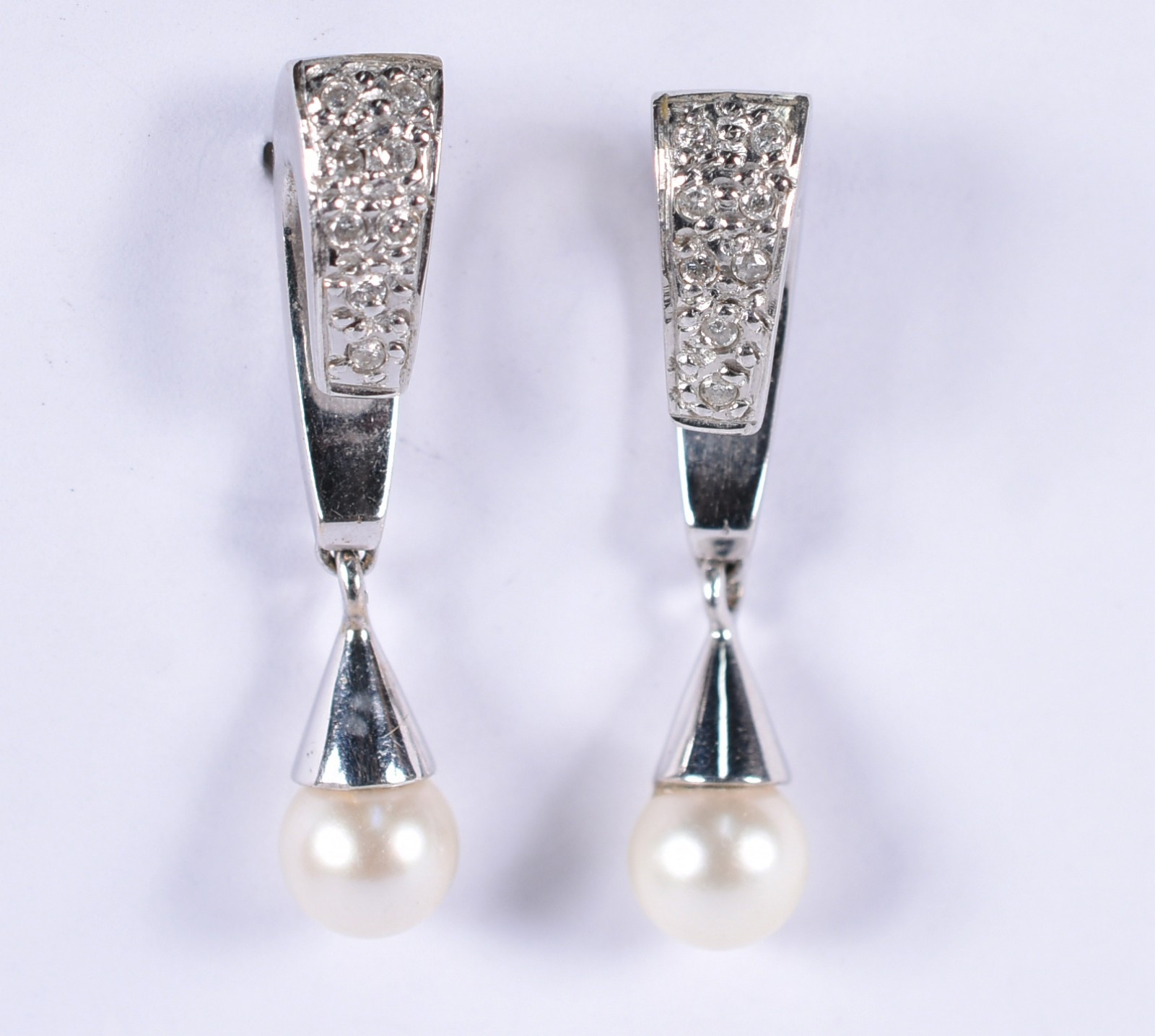 Par de brincos de ouro branco com 2 pérolas e 20 brilhantes (Por... - foto 1 de 2
