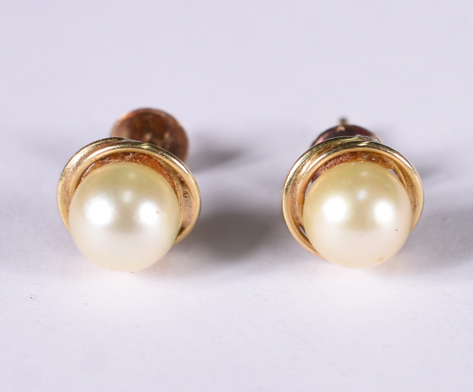 Par de brincos de ouro amarelo 18 k com 2 pérolas (Por motivos de... - foto 1 de 3