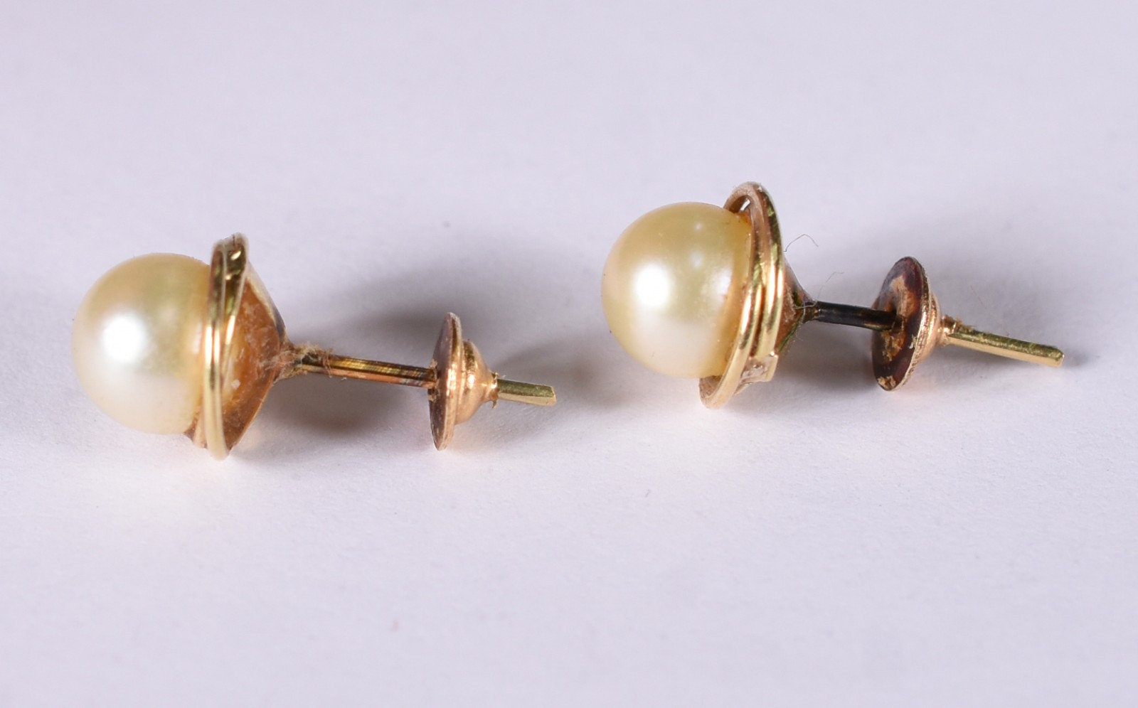 Par de brincos de ouro amarelo 18 k com 2 pérolas (Por motivos de... - foto 2 de 3