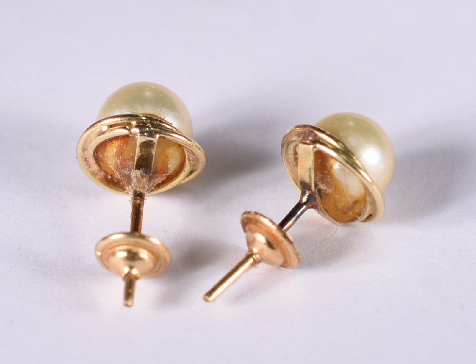 Par de brincos de ouro amarelo 18 k com 2 pérolas (Por motivos de... - foto 3 de 3