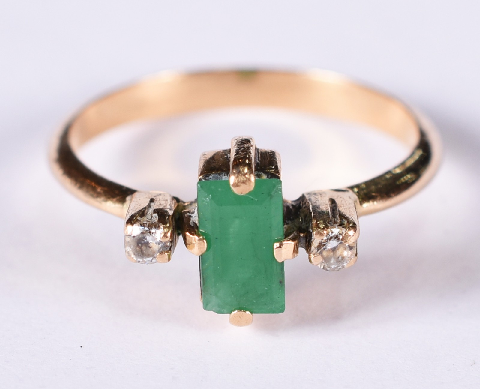 Anel de ouro amarelo 18 k com 2 safiras e 1 esmeralda aro 21(Por... - foto 1 de 3